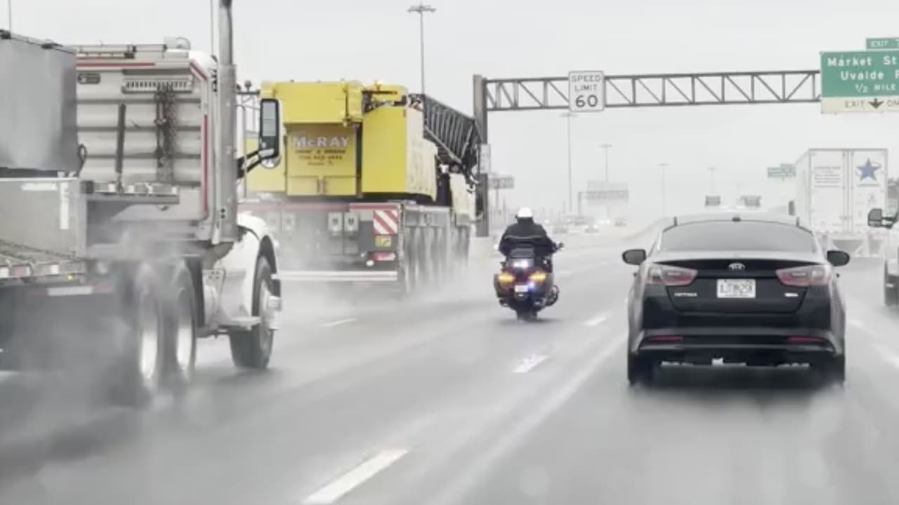 Siempre usa la direccional cuando vas a dar vuelta o a cambiar de carril.