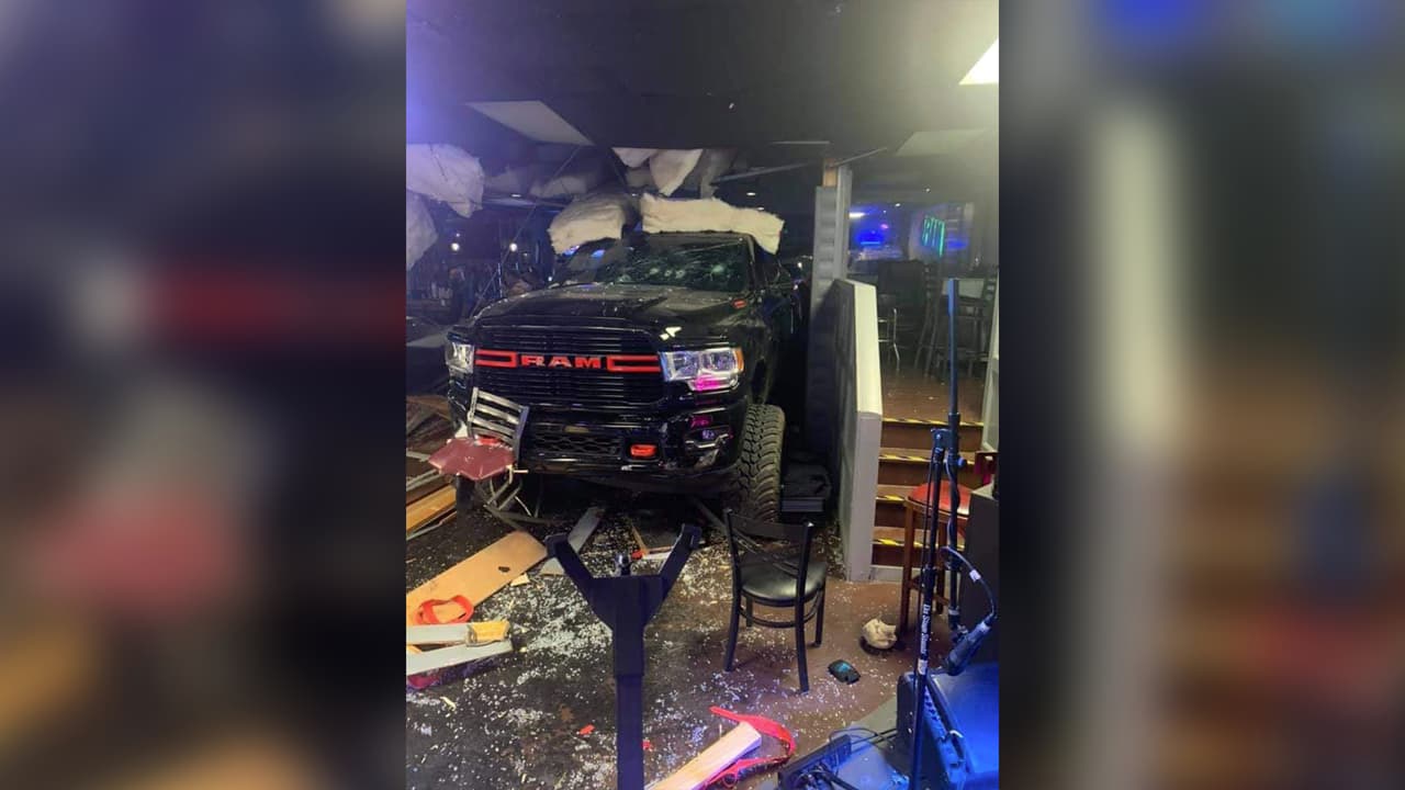 Una persona fue rozada por una bala durante el incidente y otra fue alcanzada dos veces por el vehículo. No han determinado el número de personas que resultaron heridas ni detallaron el estado de salud.