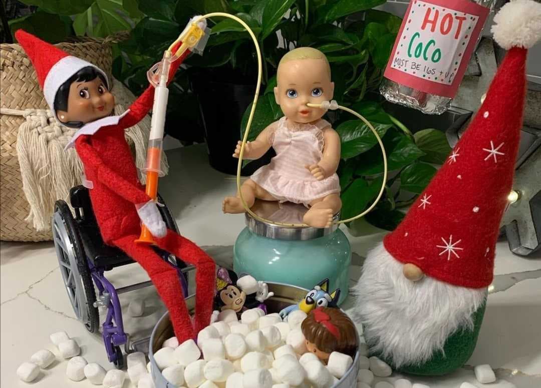 Madre crea versión en silla de ruedas del duende de Navidad para su hija de 2 años con movilidad reducida