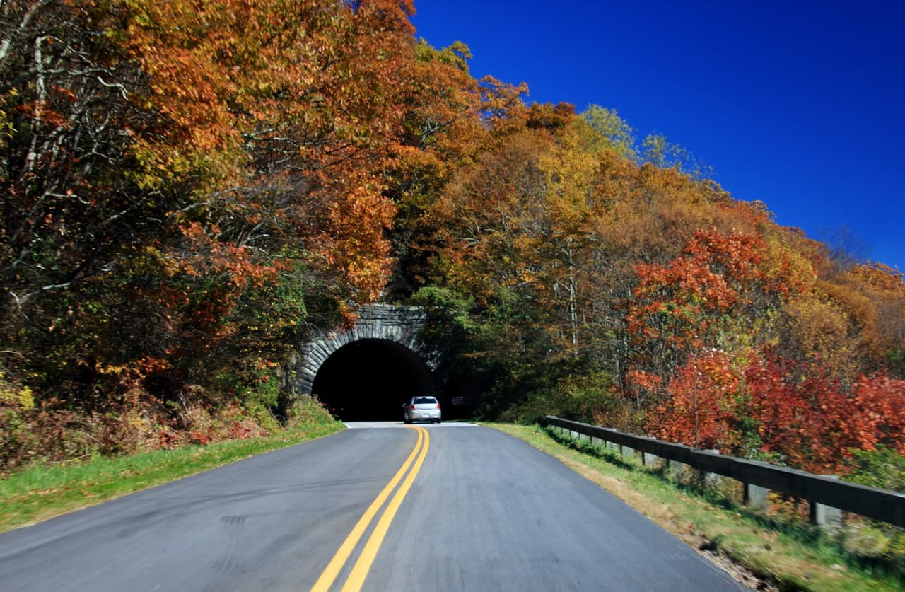 Hay 26 túneles a lo largo del Blue Ridge Parkway, uno en Virginia y los otros en Carolina del Norte, principalmente al sur de Asheville.