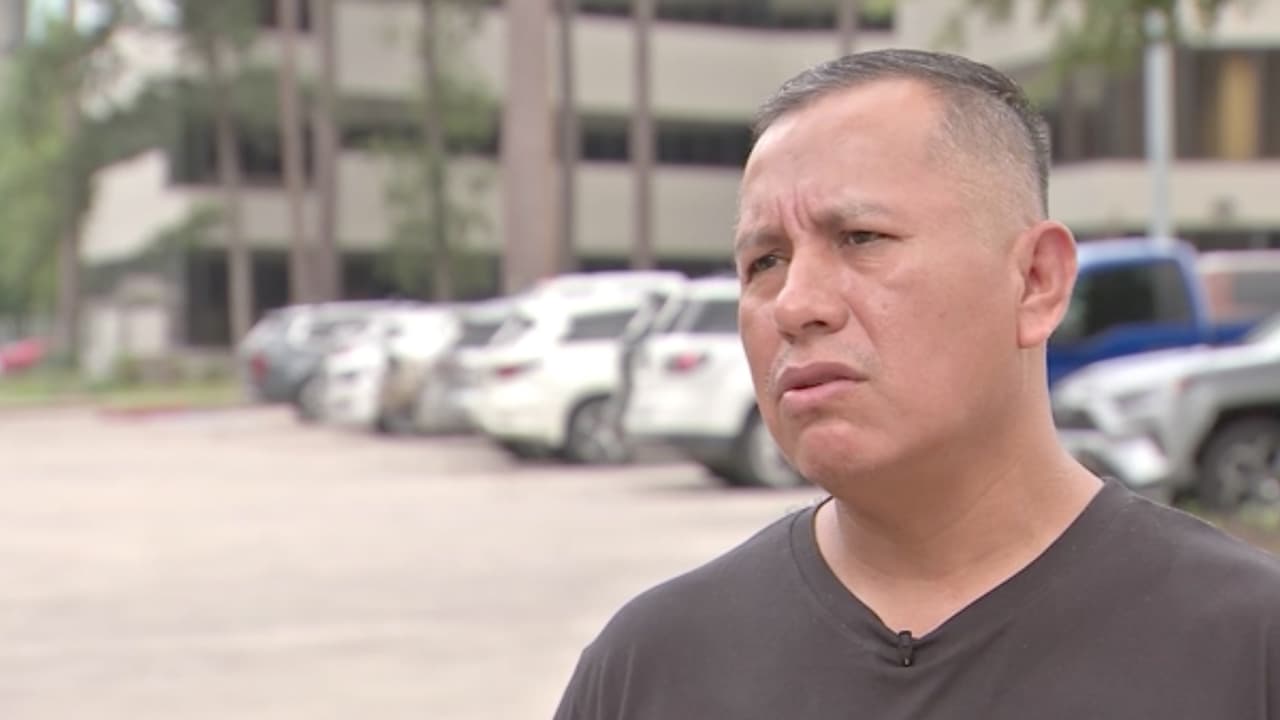 Ismael González, su hermano, habló con Univision 45 y no justamente para denunciar el ataque contra su hermano.
<br>
<br>Según explica González, el hospital donde está internado el hispano ahora se rehusa a atenderlo.