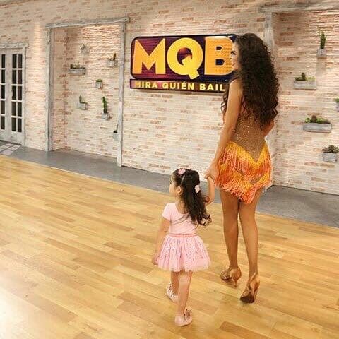 Como podemos ver ella se siente muy cómoda en los foros de Mira Quién Baila. Esta pequeñita es una futura estrella.