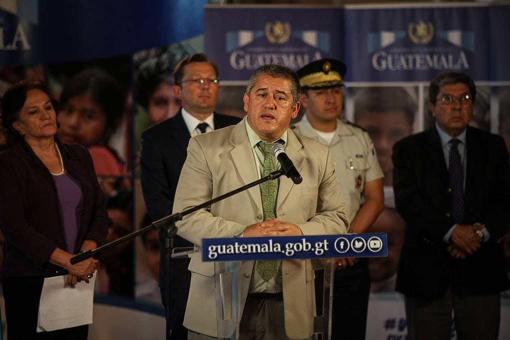 Carlos Rodas, secretario de Bienestar Social, flanqueado por Anabella Morfín, de la PGN, el vocero presidencial, el vocero de la policía y el comisionado presidencial de Derechos Humanos.