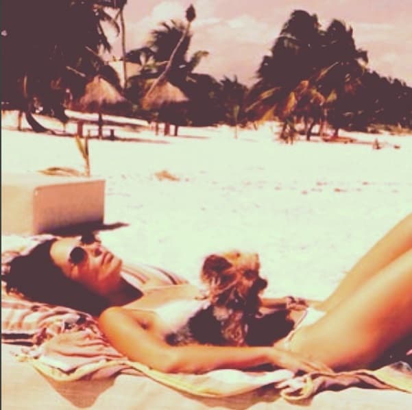 Cada año Ana la lleva en sus vacaciones.