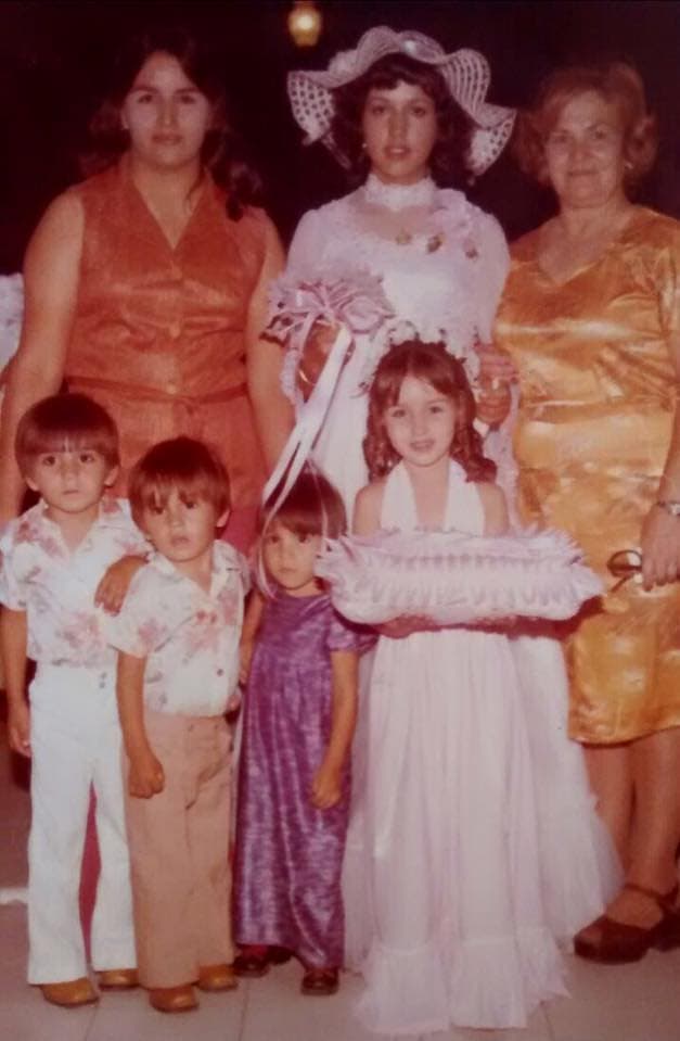 Desde pequeña, a Alicia le gustaba sobresalir y aparecer en todos los eventos familiares y escolares, como aquí en los 15 años de su tía Laura, muy coqueta como pajecita.