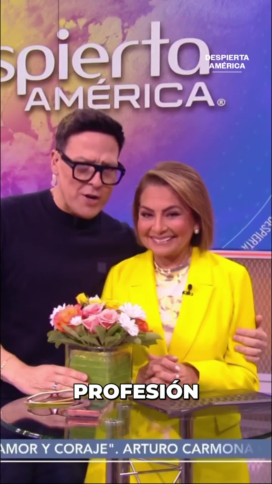 Raúl sorprende con un regalo a María Antonieta Collins por sus 52 años de carrera