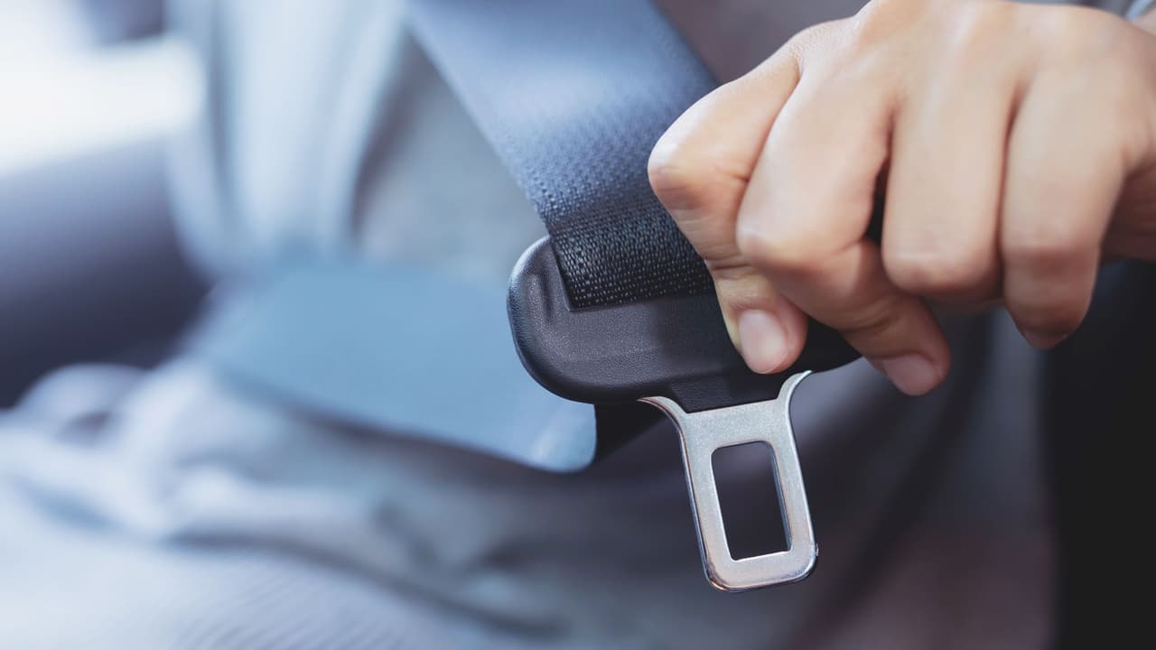 <h3 class="cms-H3-H3">Por qué importa</h3> El Departamento de Transporte de Texas (TxDOT) señala que 
<b>el cinturón reduce el riesgo de morir en un choque en 45% para ocupantes de asiento delantero</b> en autos y en 60% en pickups.
<br>Glosario rápido 🔍
<br>👉🏻 
<i>Booster seat</i>: asiento elevador.
<br>👉🏻 Citación: ticket o multa emitida por un oficial.