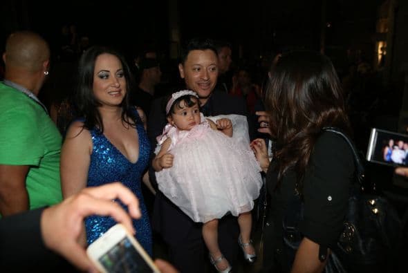 Elvis Crespo fue captado con su bebita en brazos.