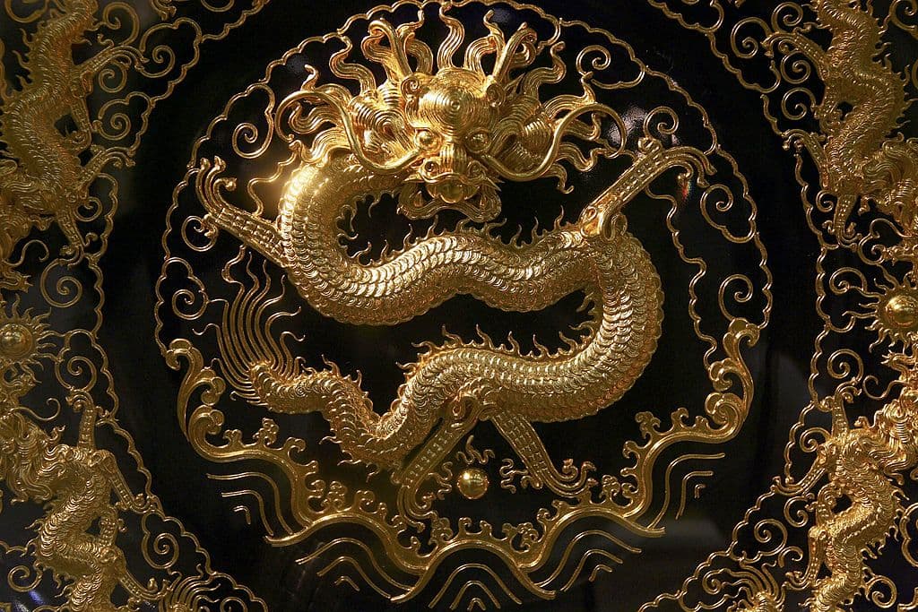 Los dragones son esenciales dentro de tradiciones de culturas asiáticas como la china, pero su mito pudo haber sido inspirado por la existencia de otros reptiles como cocodrilos, serpientes, boas o los dragones de komodo. No existen pruebas científicas de que hayan existido en algún momento de la historia, como algún dinosaurio.