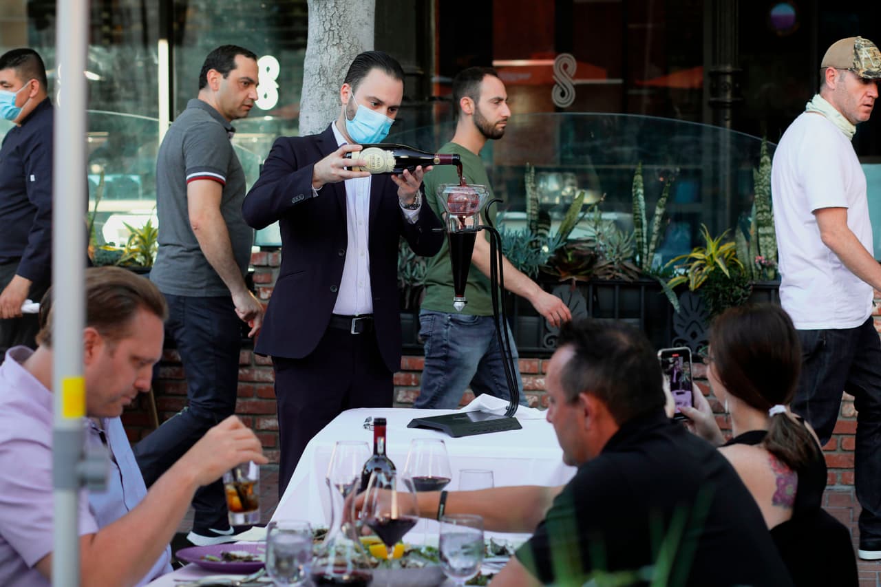 Los lugares de 
<b>venta de vino y destilerías</b> pueden permanecer abiertas al aire libre, pero también pueden abrir en el interior al 25% de su capacidad o 100 personas, lo que sea menor. Las mesas deben estar a 8 pies de distancia con un máximo de 6 personas que hacen parte de 3 hogares diferentes. Se deben hacer reservaciones para permitir el ingreso de las personas y no puede haber entretenimiento en vivo.