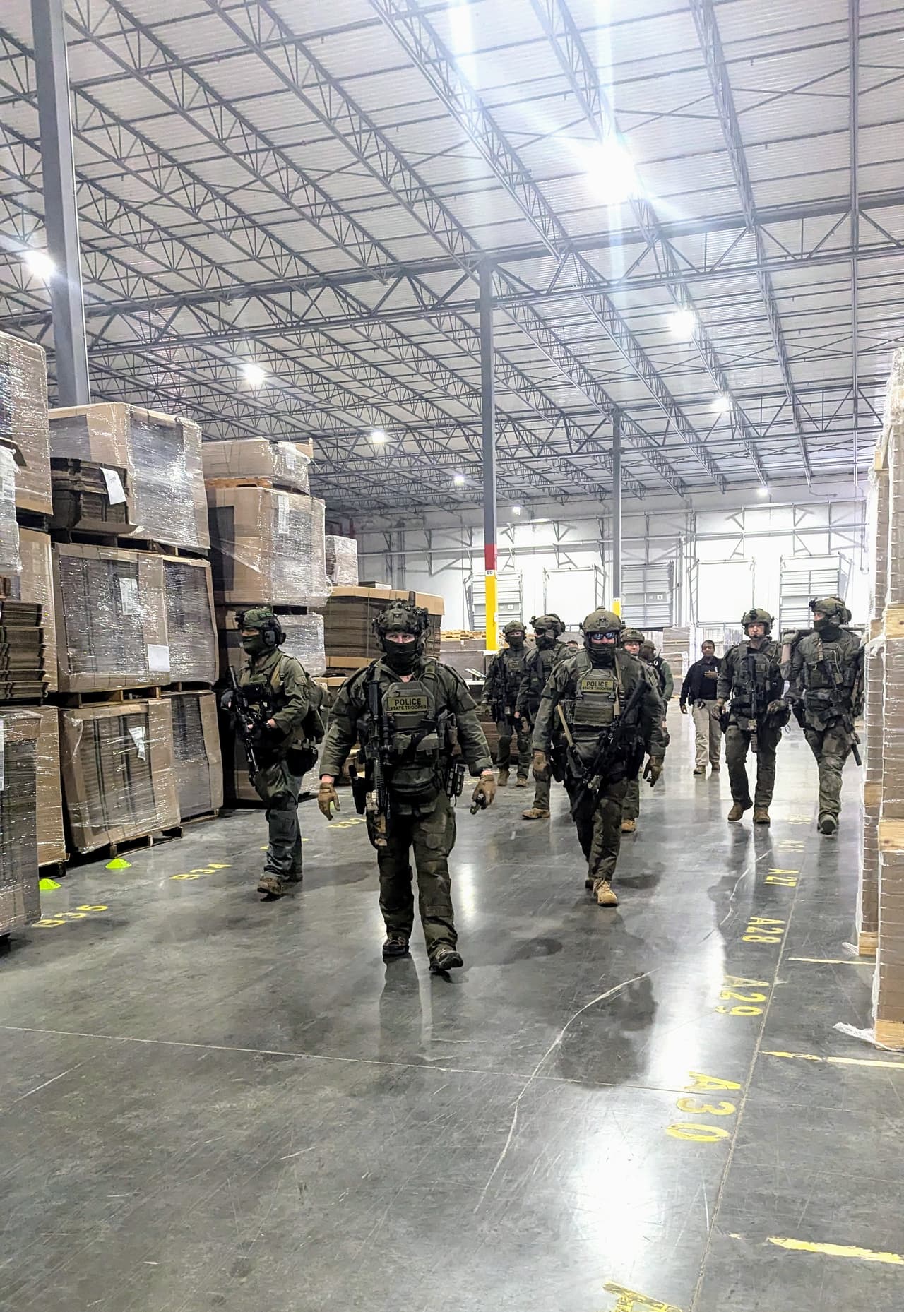 Con el paso de las horas, la situación se fue aclarando.
<b>Portavoces del FBI y ICE en Georgia indicaron que se trataría de un operativo contra la trata de tráfico laboral en esa fábrica. </b>
<br>
<br>El FBI de Atlanta indicó que Wellmade Industries estaba usando “fraude y coerción” para hacer que i
<b>nmigrantes de China y otros países trabajaran en el lugar. </b>