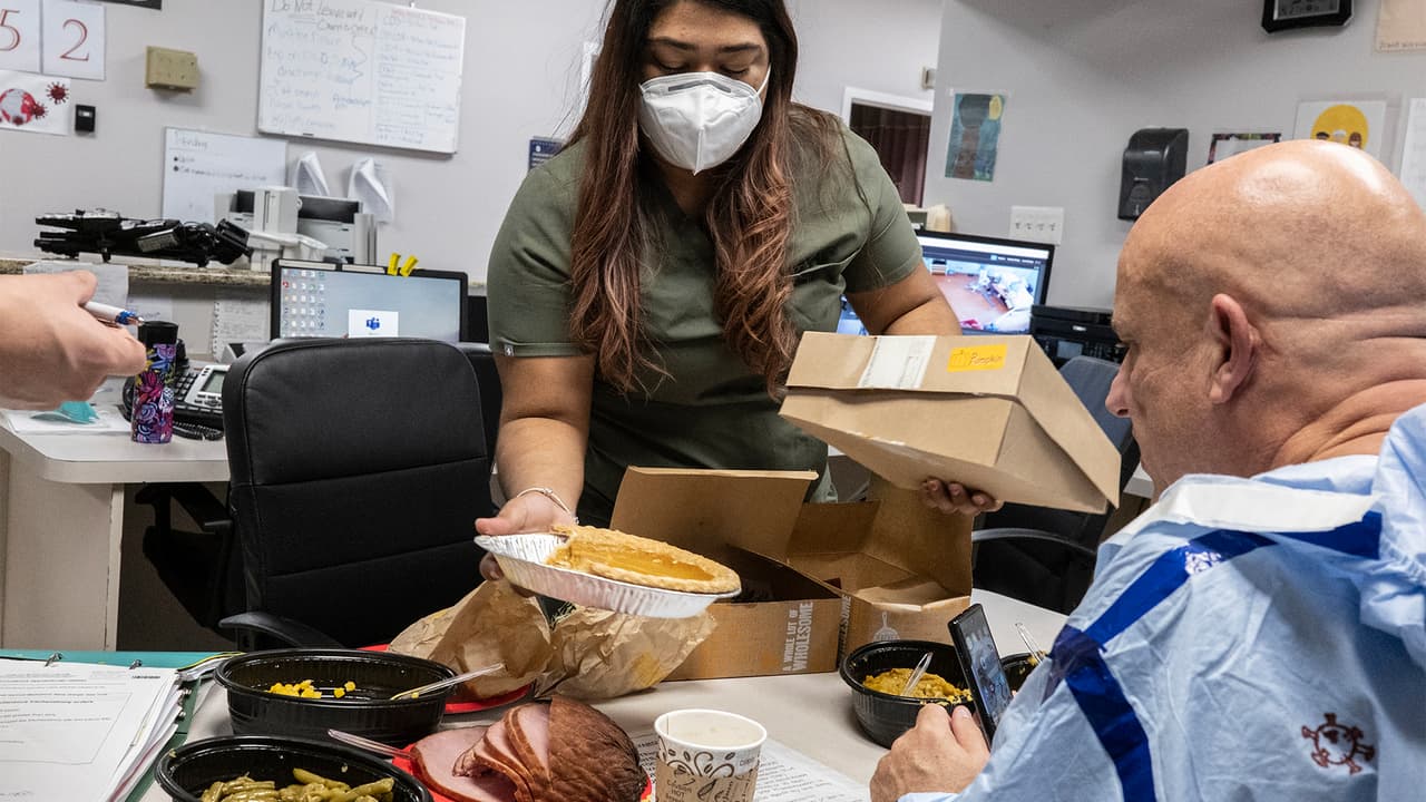 El doctor, quien estuvo con sus colegas cenando la noche de Acción de Gracias en el hospital, dijo estar preocupado por la cantidad de personas que salió a hacer sus compras en el Black Friday.