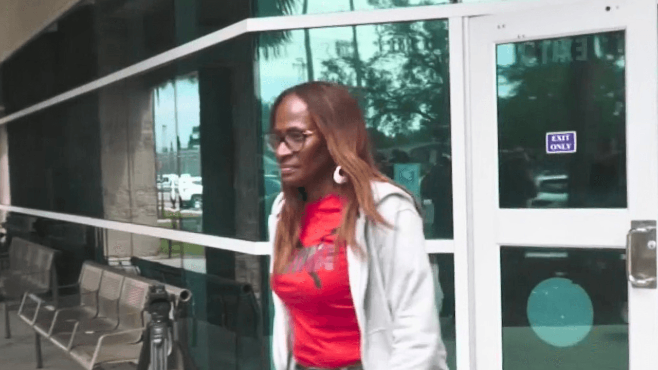 Comisionada Regina Hill enfrenta a la justicia por cargos de fraude y explotación de personas mayores