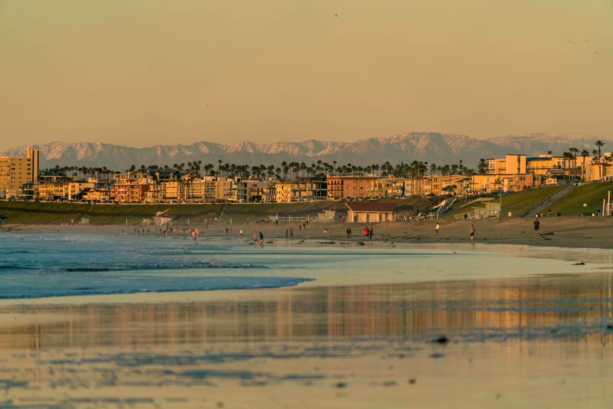 <b>10. Torrance (California):</b> Torrance es una ciudad del área metropolitana de Los Ángeles, ubicada en el condado de Los Ángeles. Es parte de lo que se conoce como la región de South Bay. Tiene 1.5 millas de playa en el Océano Pacífico y un clima moderado durante todo el año. Según el censo de 2020, Torrance tiene una población de 147,067 residentes y suele ubicarse siempre en las listas de las ciudades más seguras del condado de Los Ángeles.