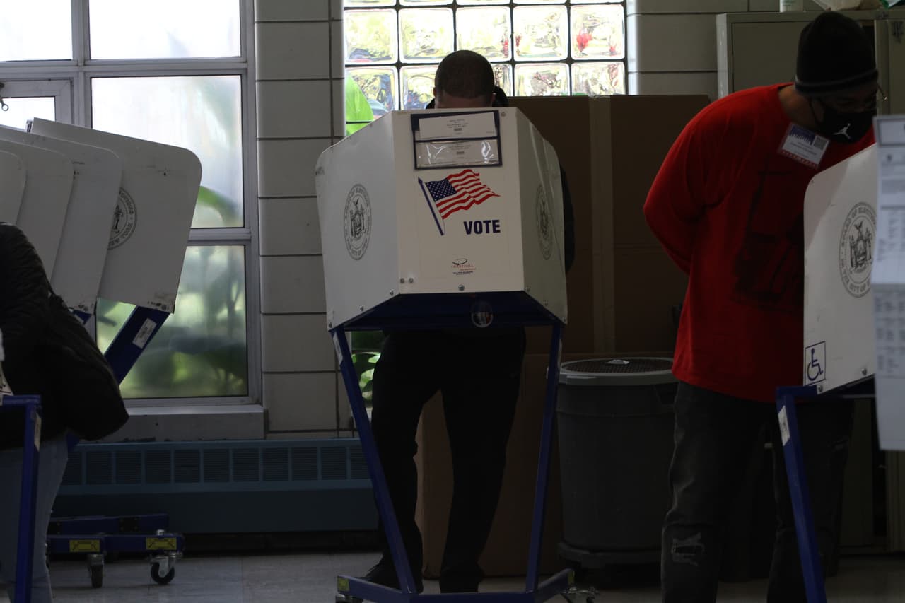 En el interior de la escuela PS 173 en el Alto Manhattan donde los votantes recibieron donuts del Alcalde Bill de Blasio y el concejal Ydanis Rodriguez durante su visita al centro de votación.