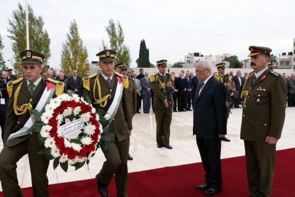 Una ceremonia militar fue organizada delante del mausoleo en el recinto de la Muqata, sede de la presidencia de la Autoridad Palestina en Ramalá (Cisjordania).