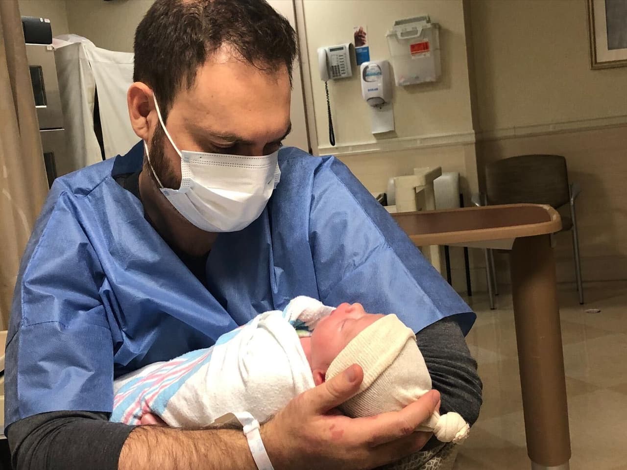 Si bien las primeras semanas de los padres primerizos han sido de total adaptación, 
<b>Michelle y Fernando han podido disfrutar del proceso mientras van conociendo a su pequeña</b>, con la paciencia necesaria para ir creando vínculos con Megan que durarán toda la vida.