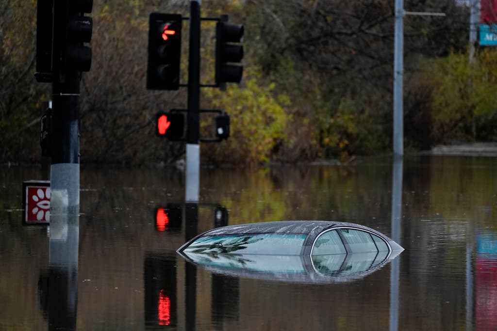 Otros autos quedaron bajo agua, sin que sus dueños tuvieran la oportunidad de rescatarlos en San Diego.