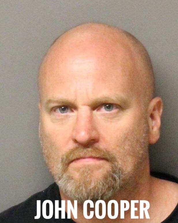 John Cooper, John Goble y Tammy Miller fueron arrestados en el condado Placer bajo sospecha de robar la casa de un ex policía difunto el 16 de mayo y por estar en posesión de parafernalia de robos de identidad y equipo para falsificar cheques.