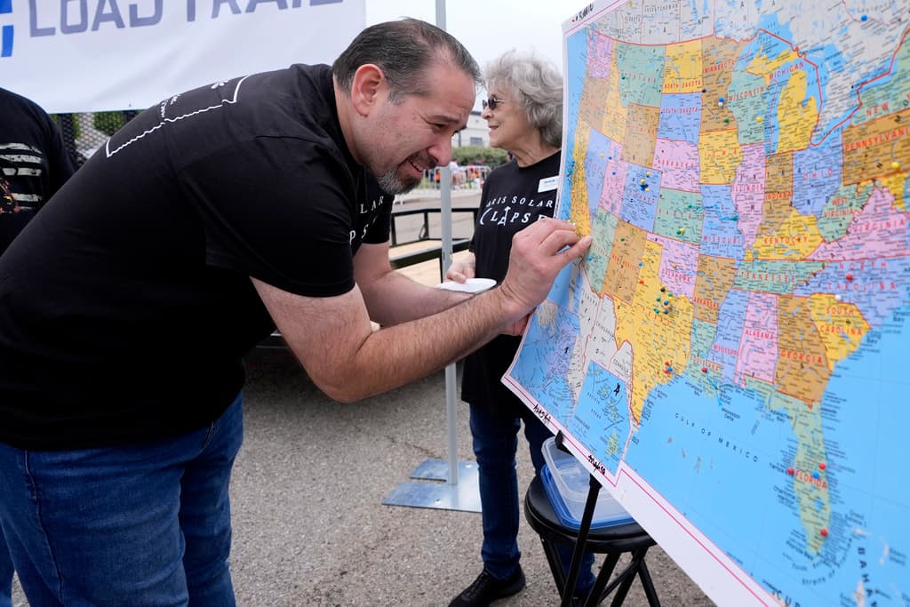 Otras personas, como Rubén Aguirre, residente en Apple Valley, California, viajaron a París, Texas, para vivir la experiencia al 100 por ciento, con más de 4 minutos de penumbra.