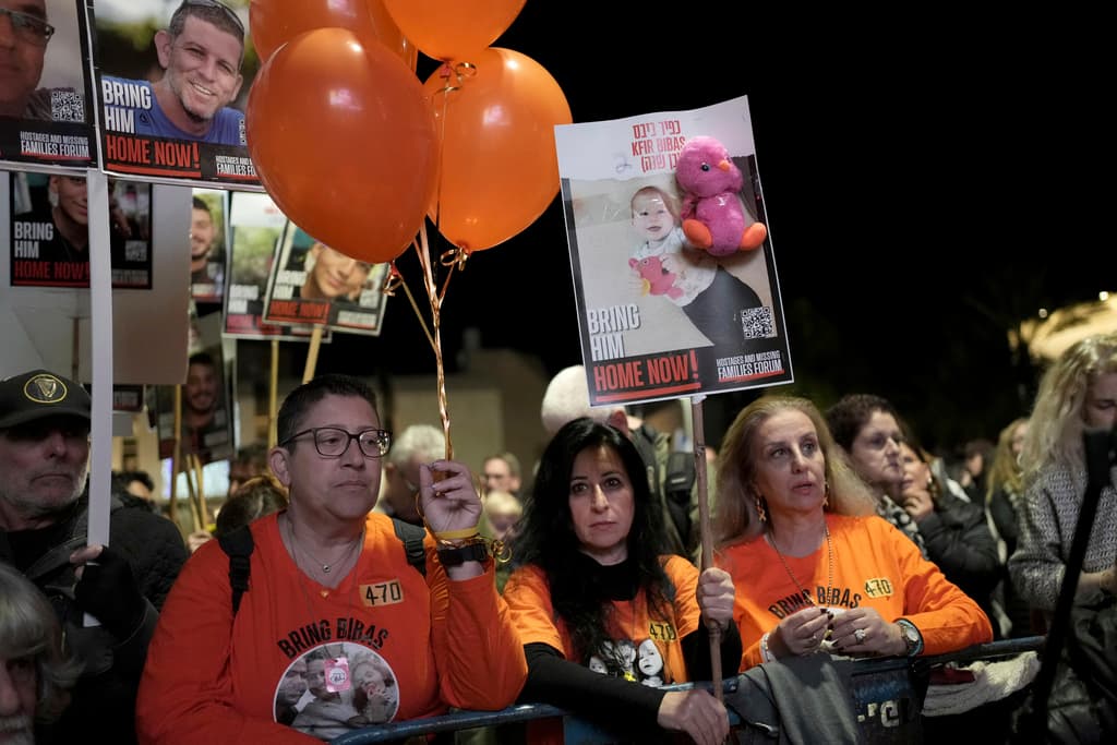Israel espera la liberación de tres rehenes de alto perfil y noticias sobre un bebé secuestrado