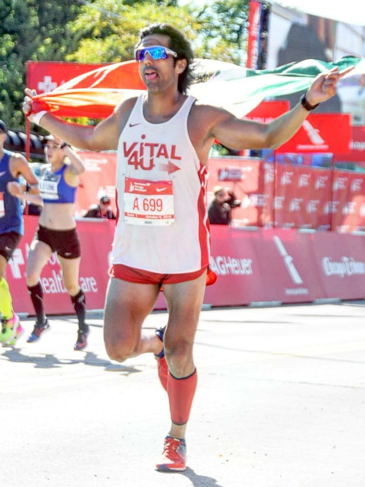 También es maratonista con causa, pues cada vez que corre es para ayudar a la Fundación Padres contra el cáncer, de la cual es embajador.
<br>