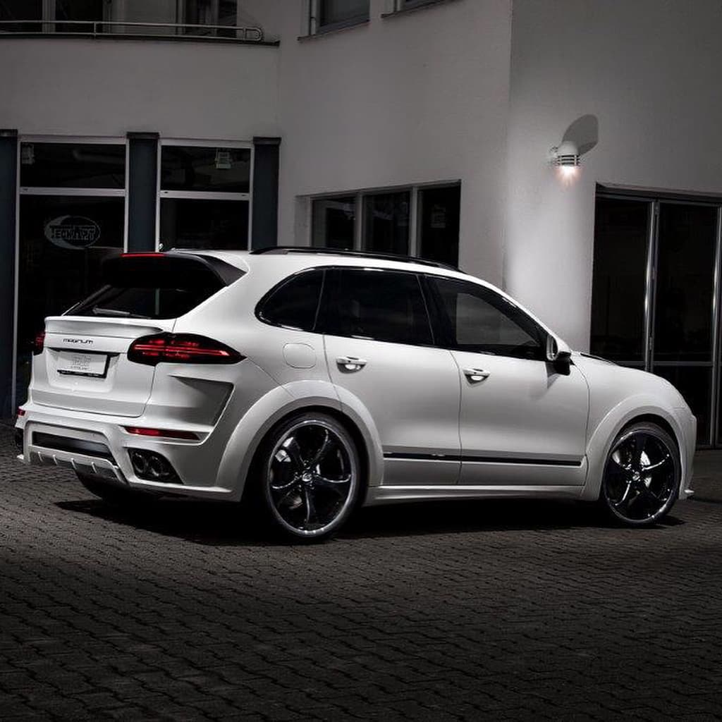 Estéticamente la TechArt Porsche Cayenne Magnum Sport tiene modificaciones importantes como un cofre de fibra de carbono, tomas de aire y nuevos faros. También se agregaron deflectores laterales, pasos de rueda más anchos y hasta nuevas carcasas para los espejos retrovisores.
