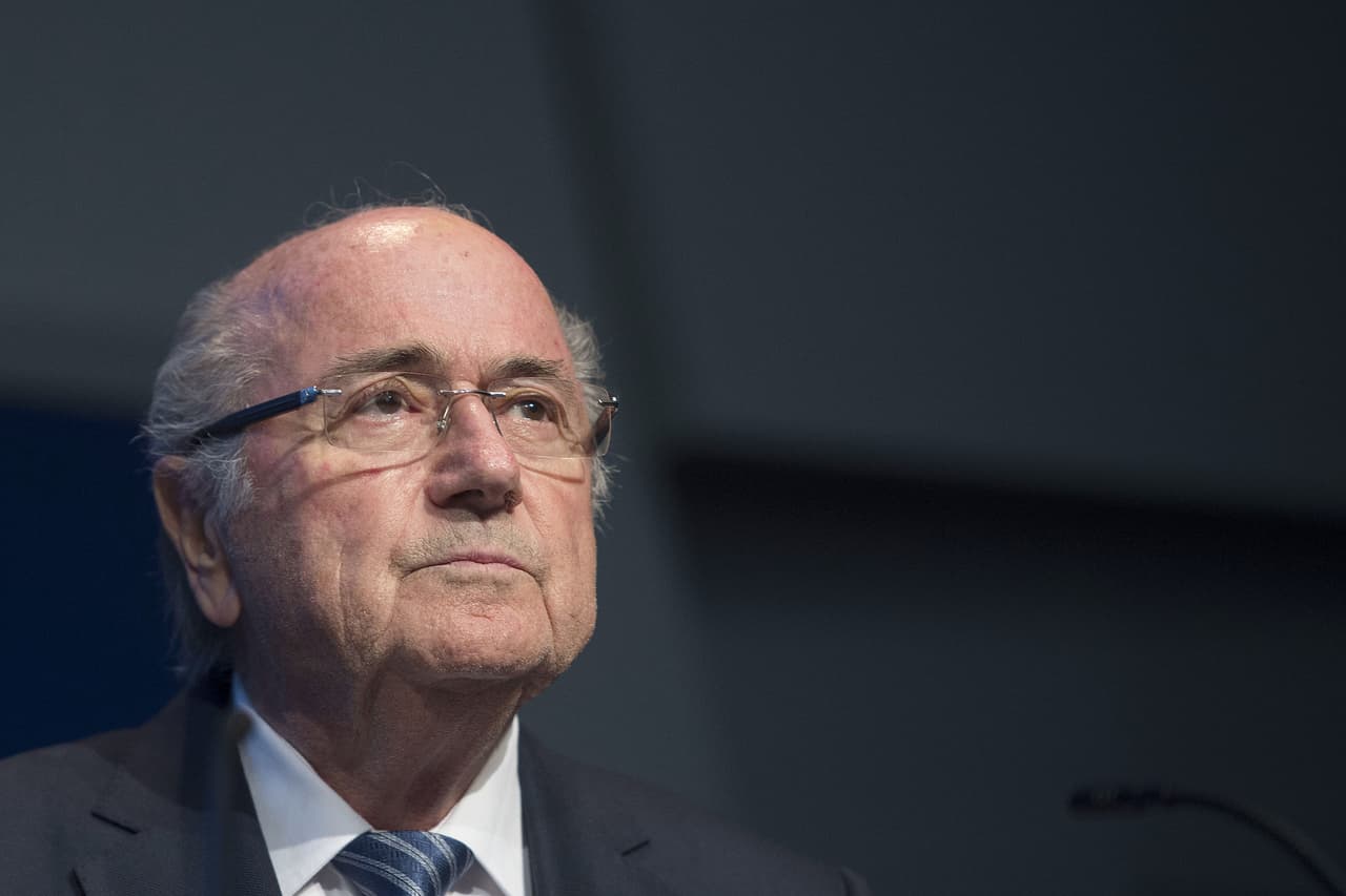 Con la llegada de Joseph Blatter a la presidencia de la FIFA en 1998, se han venido varias decisiones que han causado tanto polémica como beneficios en el Fútbol Mundial, aquí te presentamos un recuento de las más controvertidas y sonadas.