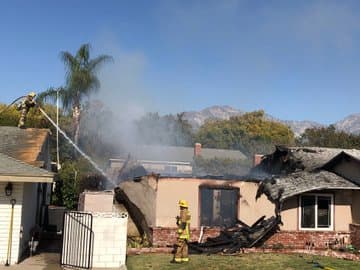 Avioneta se estrella contra una casa en Upland y se desata un voraz incendio