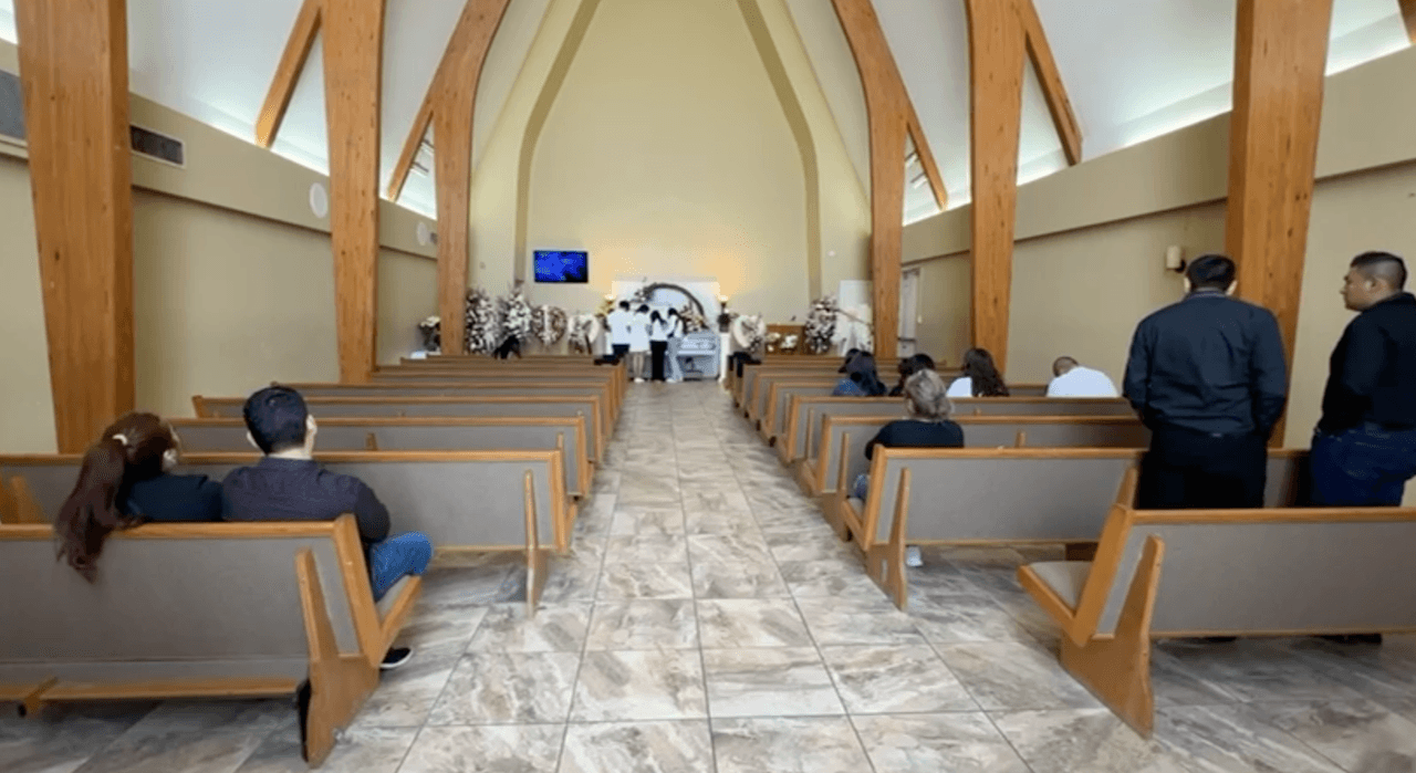 Sin embargo, el día de diversión se tornó en tragedia cuando, según la acusación formal, 
<b>la menor de edad fue violentamente succionada por un espacio abierto, no asegurado, entre 12 a 16 pulgadas</b>, en el sistema de flujo de la alberca.
<br>