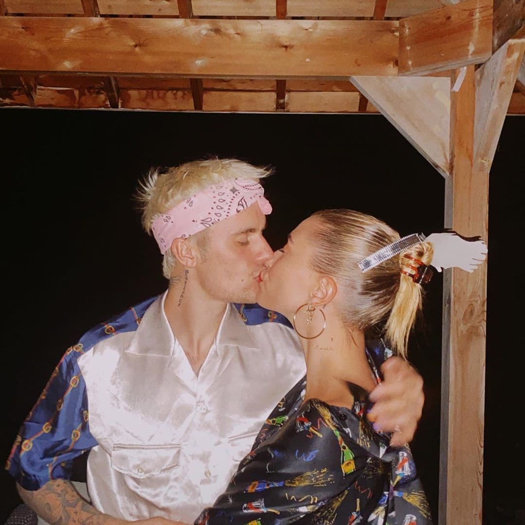 Días antes de expresar su sentir, Hailey compartió una foto con su esposo en donde le hizo una petición al cantante: "¡Por favor, sé mi beso de Año Nuevo, incluso cuando tenga 80 años!".
