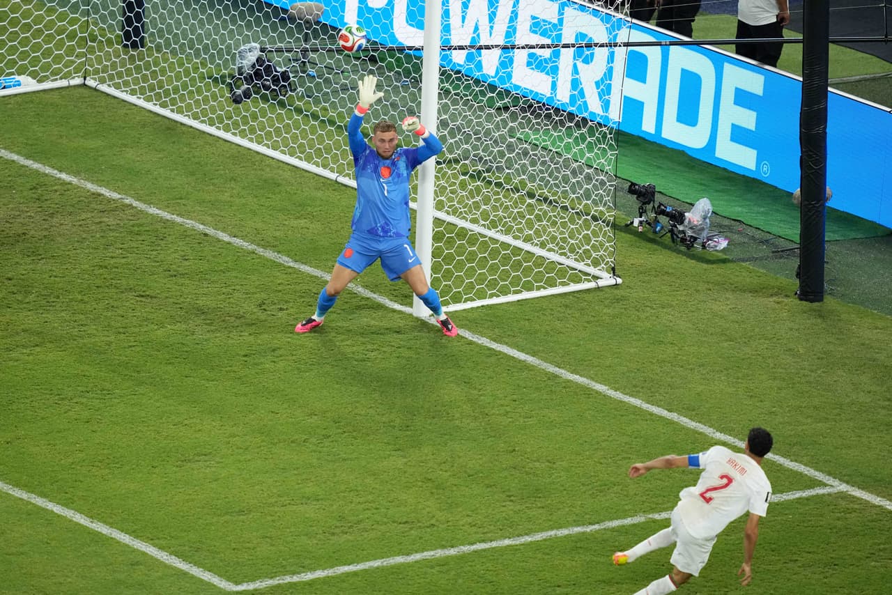 El portero de los Países Bajos, Bart Verbruggen (1), realiza una atajada ante el marroquí Achraf Hakimi (2) durante el partido de dieciseisavos de final de la Copa del Mundo entre los Países Bajos y Marruecos en Guadalupe, cerca de Monterrey, México, el lunes 29 de junio de 2026.
