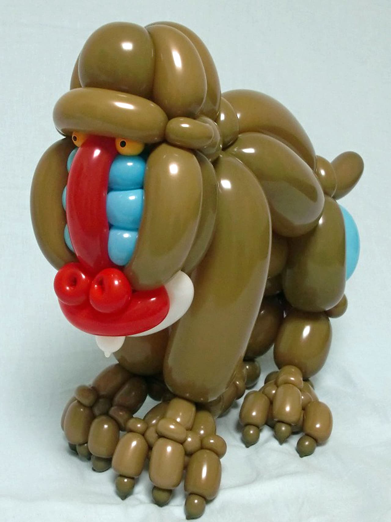 Hacen animales con globos