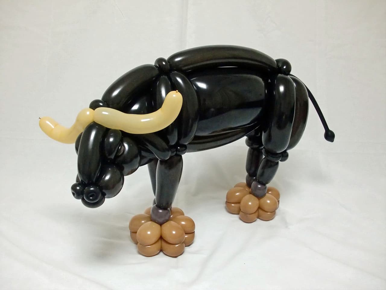 Hacen animales con globos