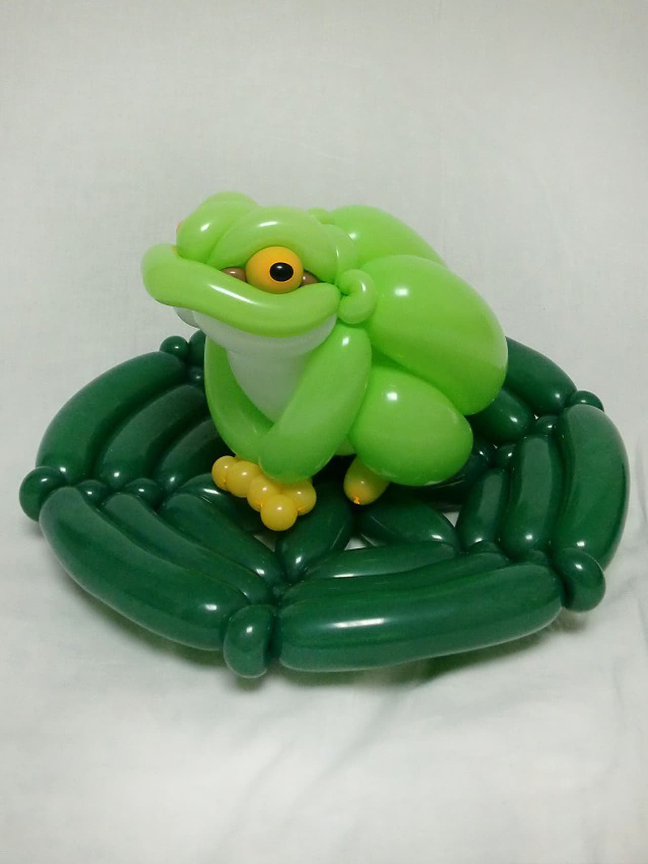 Hacen animales con globos