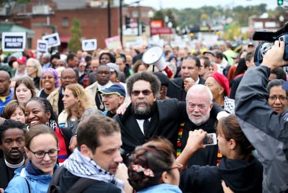 Ante la vigilancia de la policía local, los manifestantes corearon consignas en demanda de justicia