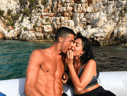 Ronaldo ya terminó su participación en el Mundial de Rusia 2018 y, al parecer, ya se olvidó de los malos momentos que pasó cuando eliminaron a la Selección Portuguesa. Su novia Georgina Rodríguez publicó un par de fotografías de sus vacaciones junto a él en Grecia. "Vibras de verano", escribió la modelo.