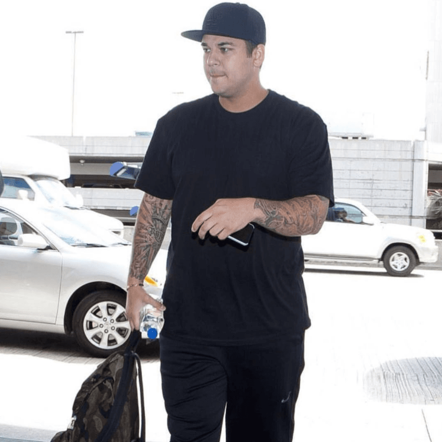 El único varón de los hijos de Kris Jenner, 
<b><a href="https://www.univision.com/entretenimiento/rob-kardashian-le-sacara-provecho-al-arranque-de-furia-de-blac-chyna-en-six-flags-fotos">Rob Kardashian, fue visto en el aeropuerto</a></b>, por lo que no se descarta que pudiera estar al lado de Khloé en esta hora tan difícil.