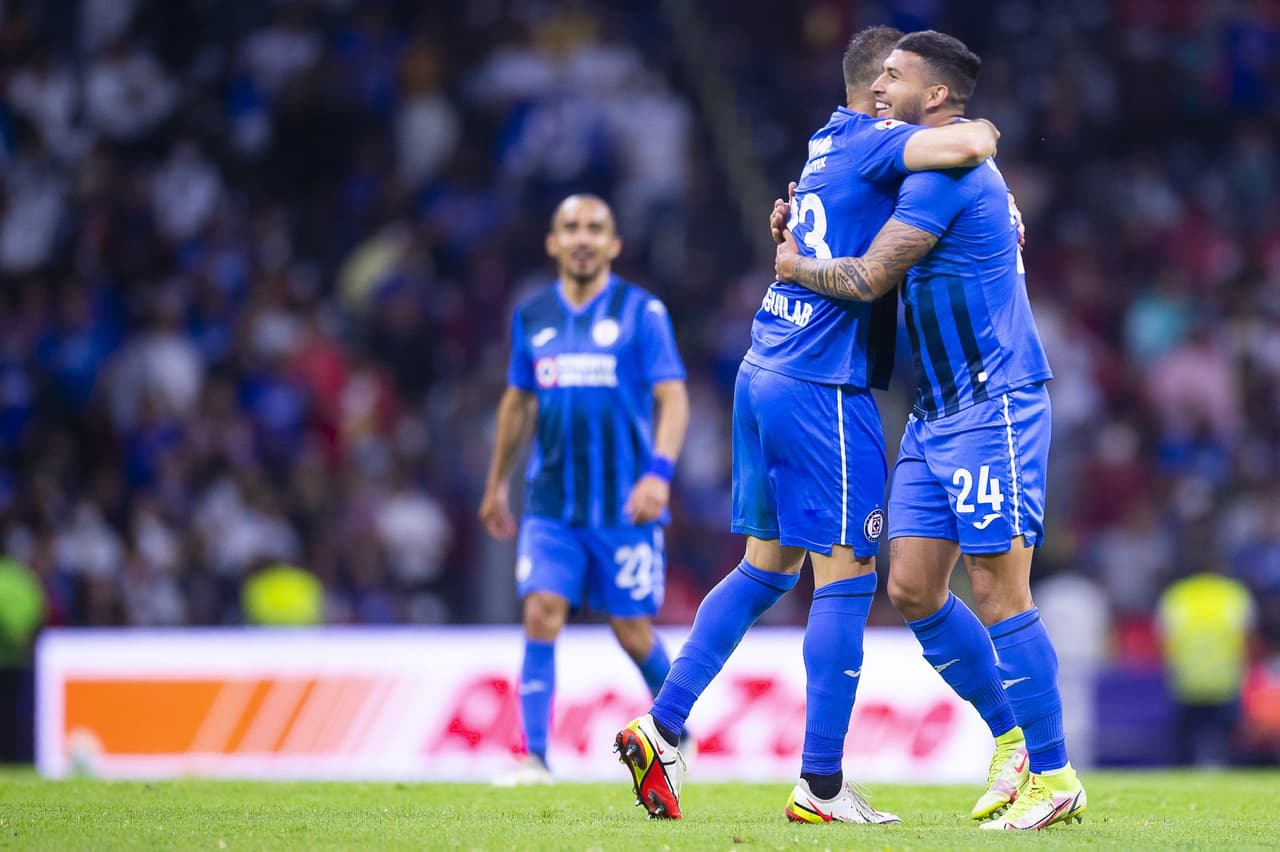 Cruz Azul se mantiene en puestos de clasificación directa con triunfo 2-1 ante Pumas.