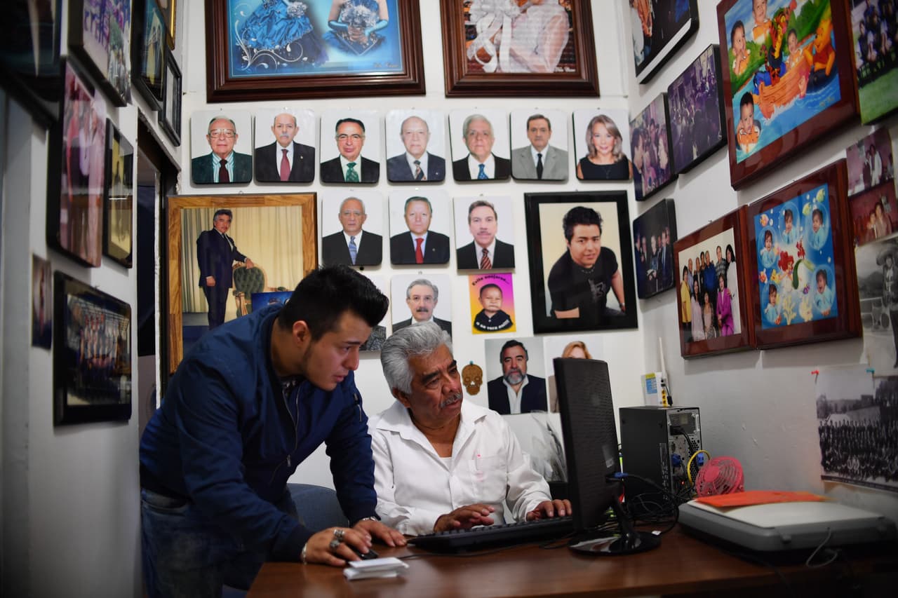 <b>Fotógrafo, México. </b>César Arizmendi, de 73 años, y su hijo Uriel manejan un estudio de fotografía en la Ciudad de México. Aunque lleva un negocio amenazado por la tecnología, Arizmendi, quien es padre de siete y abuelo de ocho, destaca que durante su carrera ha fotografiado a políticos y artistas, entre ellos el candidato asesinado del Partido Revolucionario Institucional (PRI) Donaldo Colosio y cantantes como Luis Aguilar.