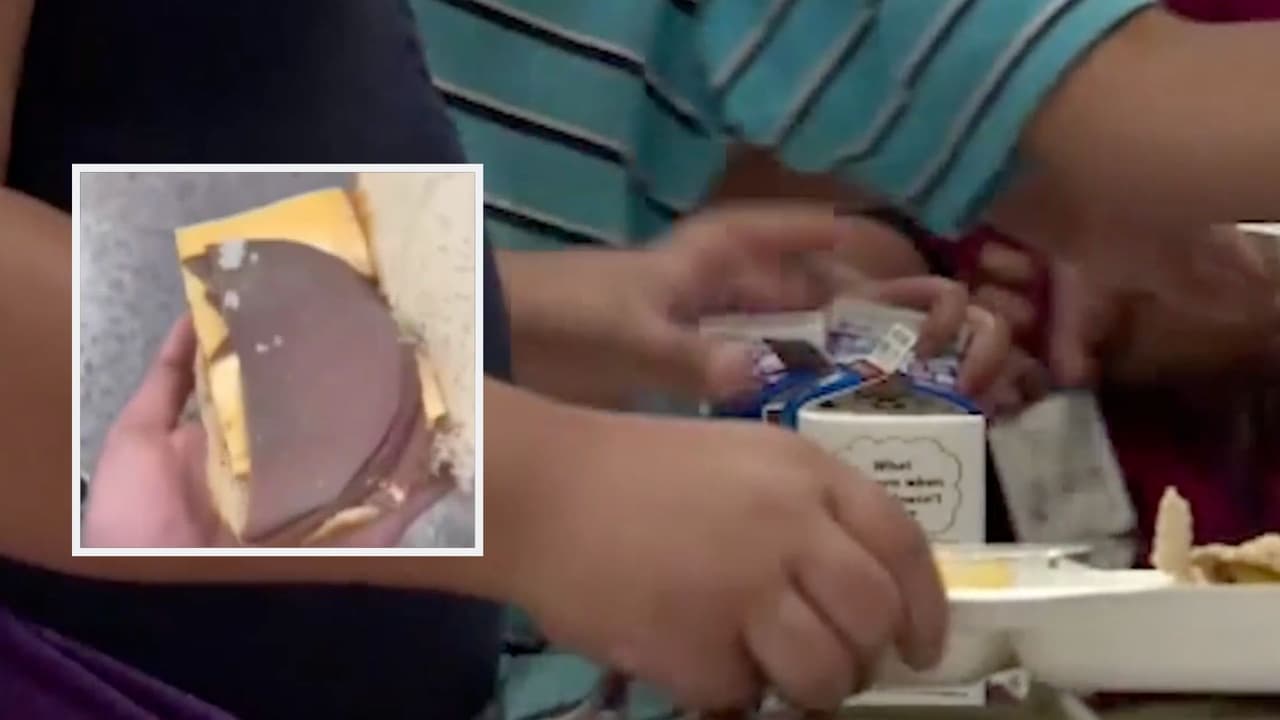 Protestan estudiantes de la prepa Kimball, tras recibir sándwiches con moho en la cafetería