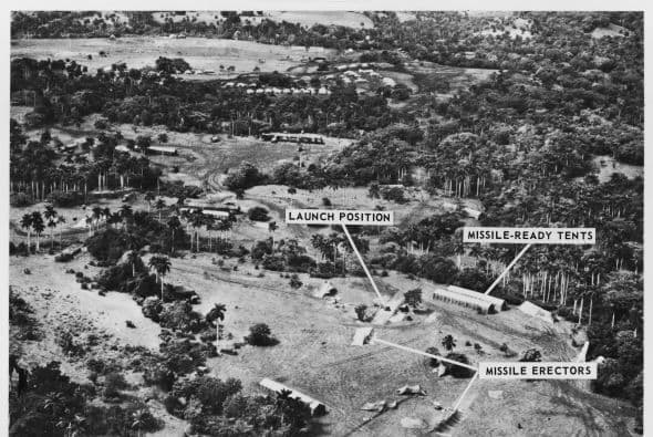 Una foto de octubre de 1962 de un avión espía de una base de cohetes de mediano alcance en San Cristóbal, con etiquetas detallando partes de la base.