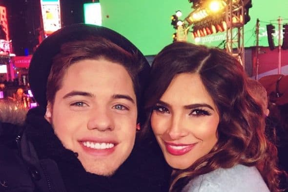 Trabajando o en casa con familia y amigos, los famosos de Univision se la pasaron de lo mejor despidiendo el 2014. ¡A celebrar, como debe ser!