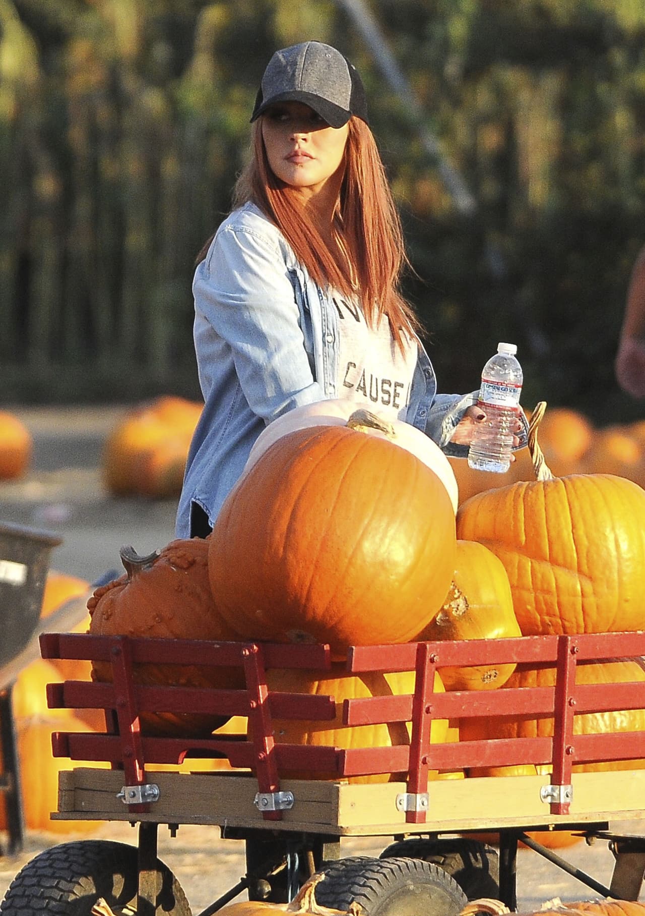 Aguilera, ahora de pelirroja, pasó largo rato analizando cuáles eran las mejores para llevarse a casa.