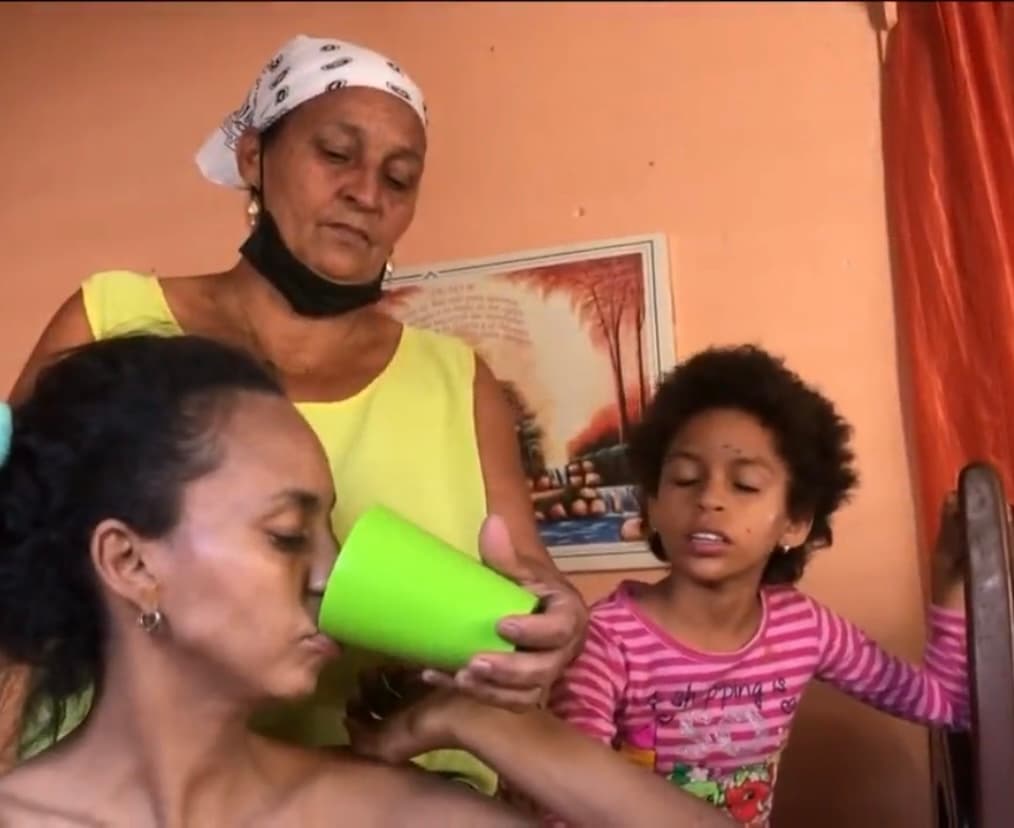 Para prevenir que atente contra su vida, la mujer asegura que ha optado por no dejarle nada cerca con lo que Ana se pueda hacer daño. “Ni cuchillos, medicamentos o detergente”, explica. 
<br>