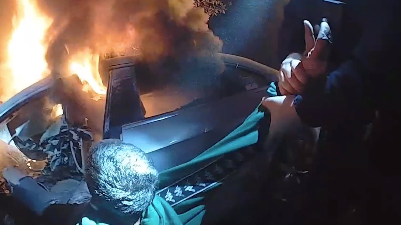 “Quizás tengamos que romperte la pierna hermano, lo siento ": así fue el rescate de un joven de un auto en llamas