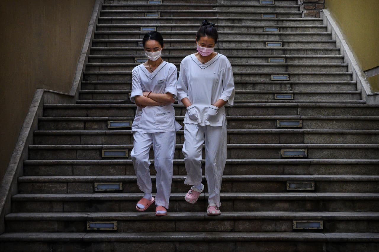 El personal médico de la provincia de Hubei y en especial de su capital, Wuhan, se ha visto superado por el número cada vez mayor de pacientes.