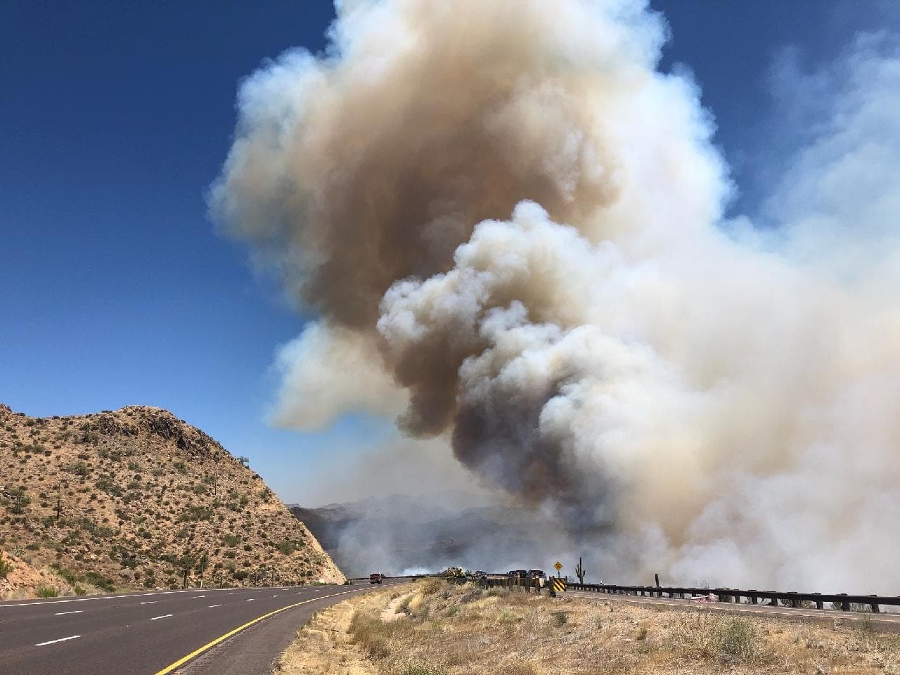Desde lo lejos se observa el humo que ha obligado el cierre de varias carreteras.