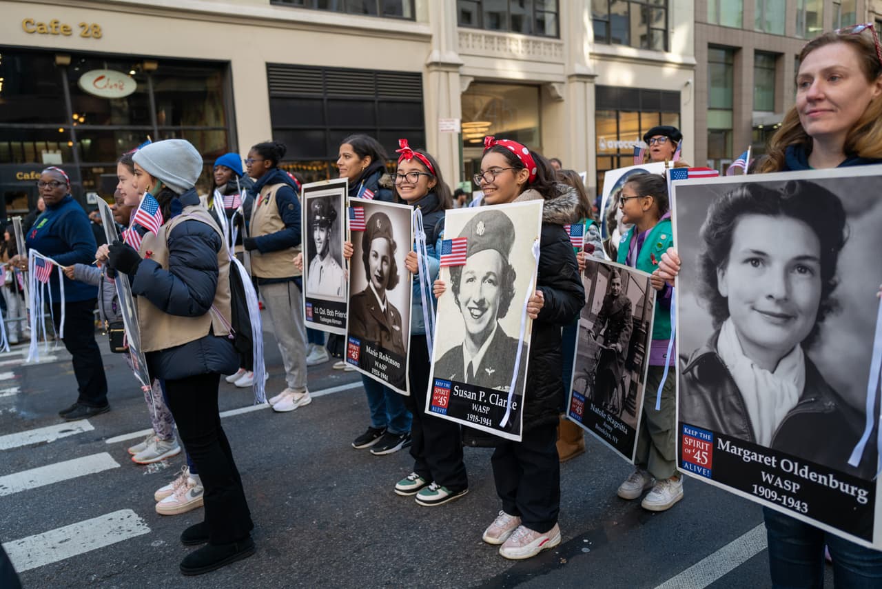 Cientos de personas sostienen fotografías de familiares que lucharon en combate para defender a nuestro país de acogida: Estados Unidos.