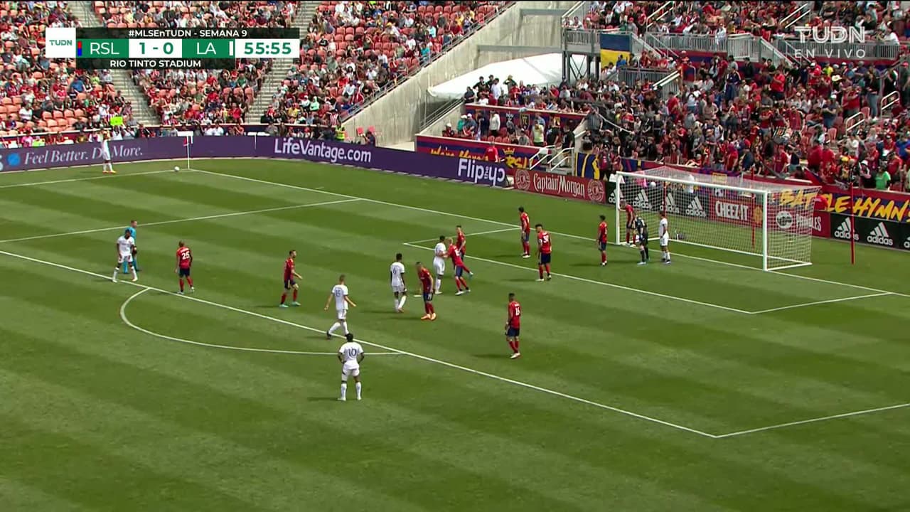 ¡TIRO ATAJADO! disparo por Douglas Costa.